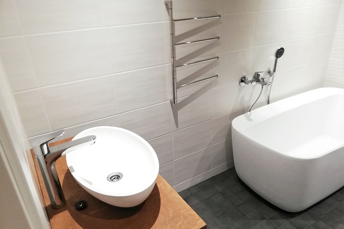 saunan ja pesutilojen rakentaminen.